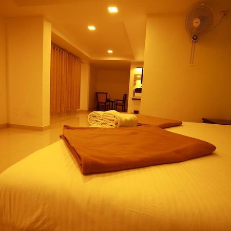 Hotel Temple Plaza Kochi Chottanikara Esterno foto