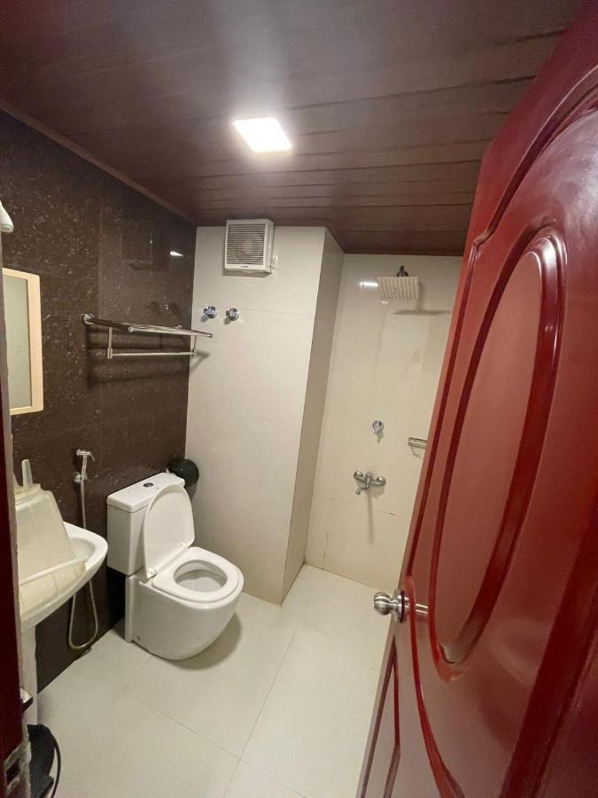 Hotel Temple Plaza Kochi Chottanikara Esterno foto