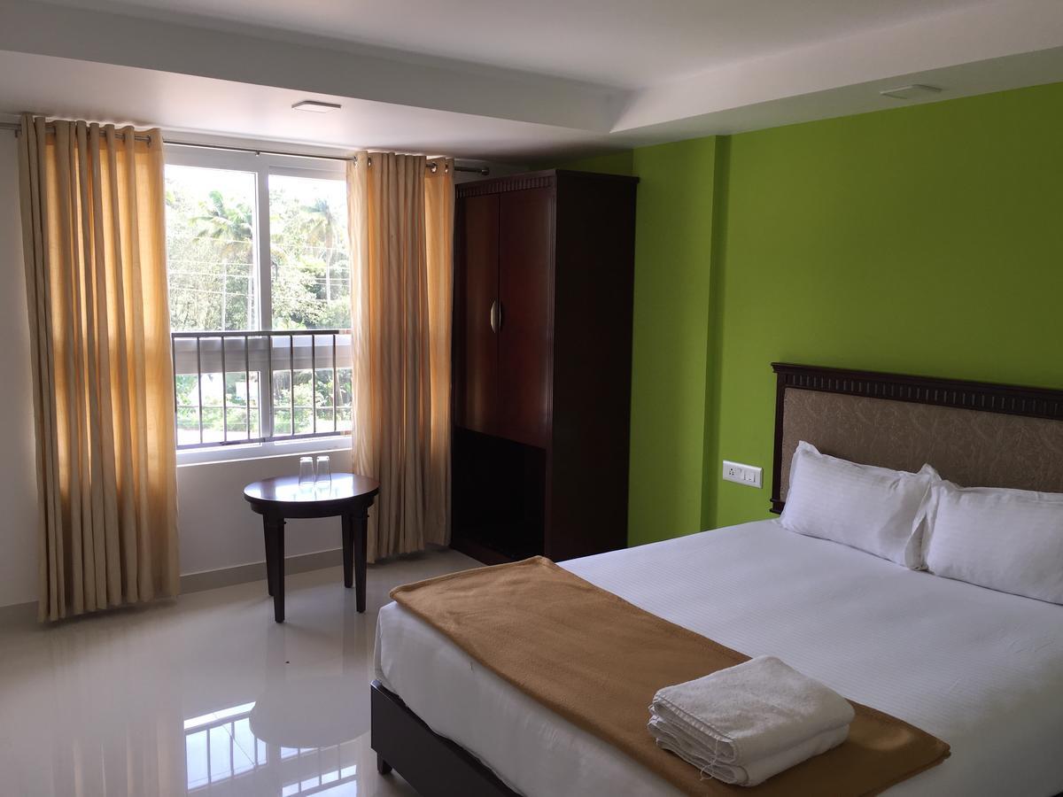 Hotel Temple Plaza Kochi Chottanikara Esterno foto