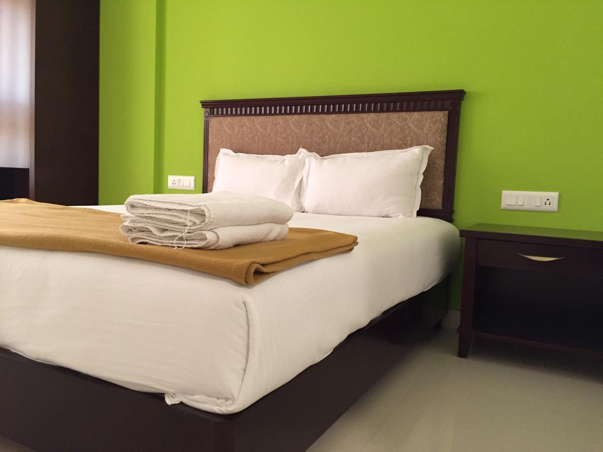 Hotel Temple Plaza Kochi Chottanikara Esterno foto