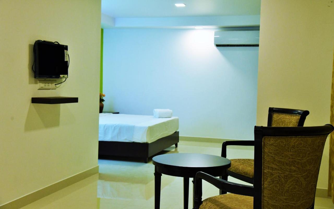 Hotel Temple Plaza Kochi Chottanikara Esterno foto