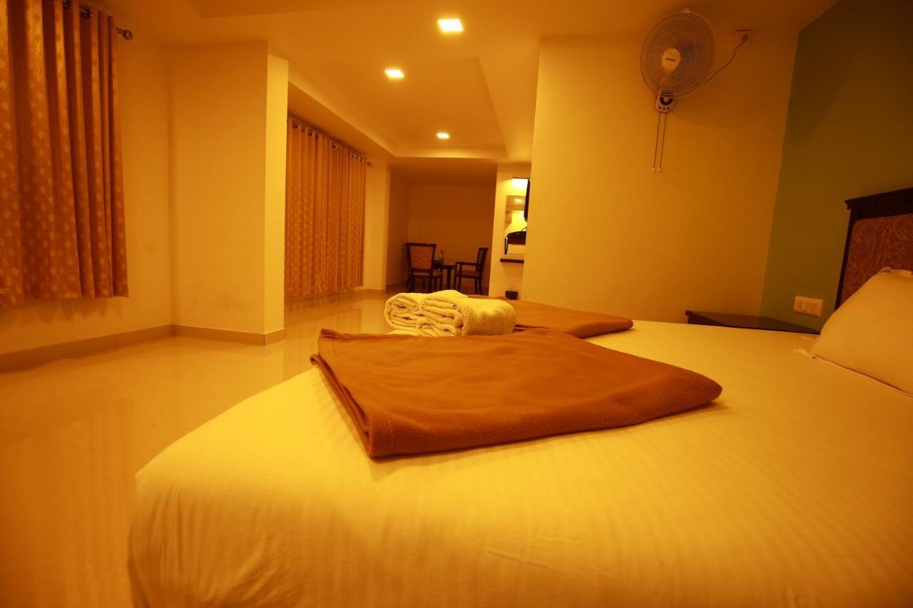 Hotel Temple Plaza Kochi Chottanikara Esterno foto