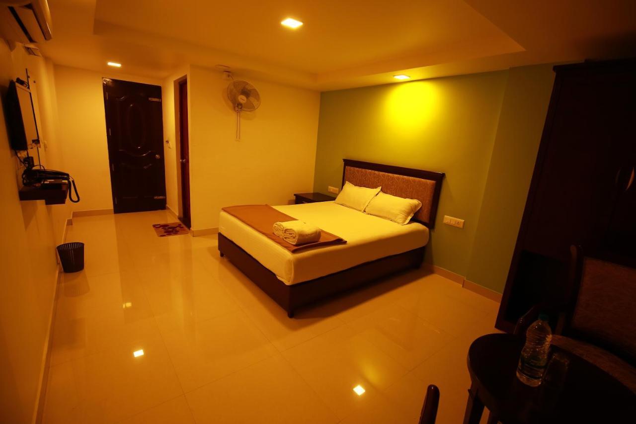 Hotel Temple Plaza Kochi Chottanikara Esterno foto