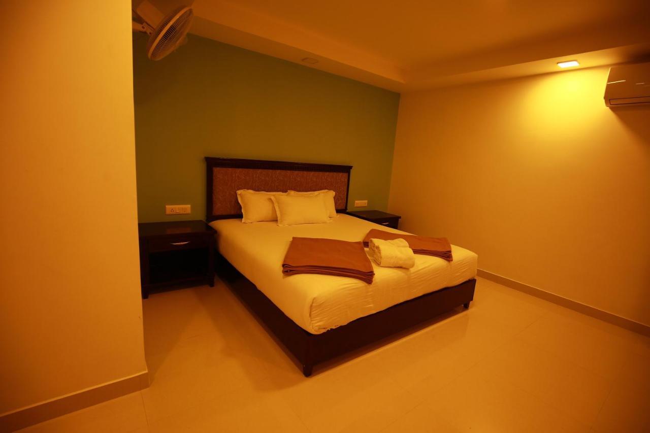 Hotel Temple Plaza Kochi Chottanikara Esterno foto