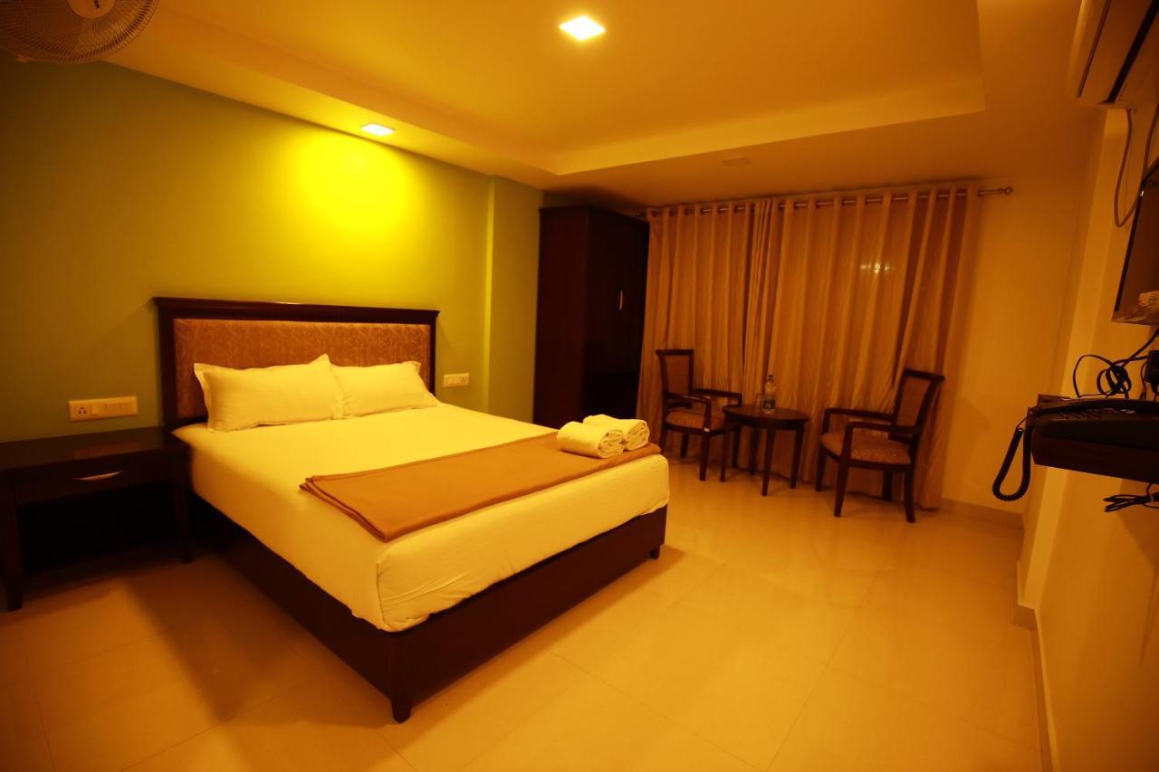 Hotel Temple Plaza Kochi Chottanikara Esterno foto